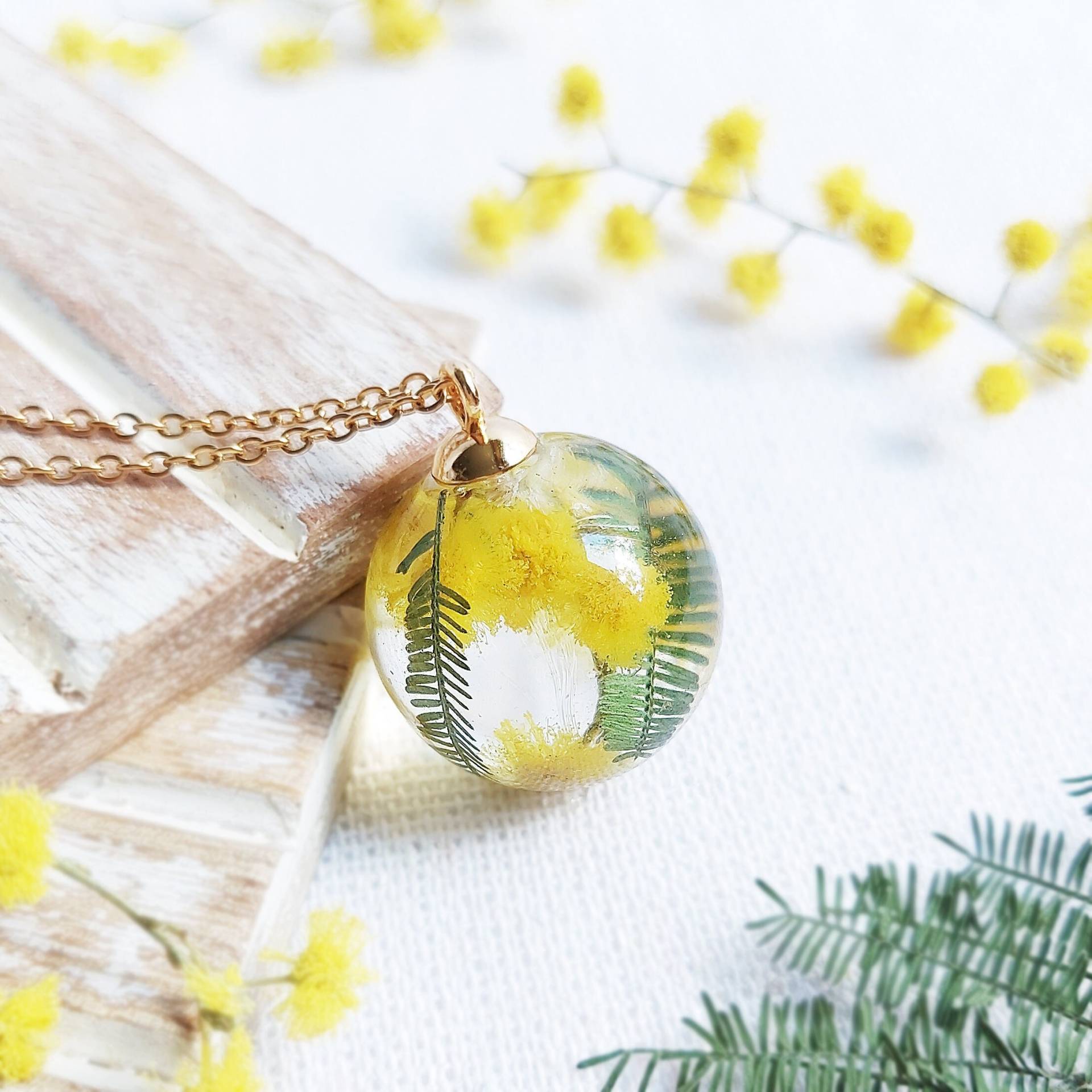 Terrarium Halskette, Echte Blume Gold Mimose Schmuck, Einzigartige Geburtstagsgeschenke Für Frauen, Gelbe Schmuck von BotaniaJewelry