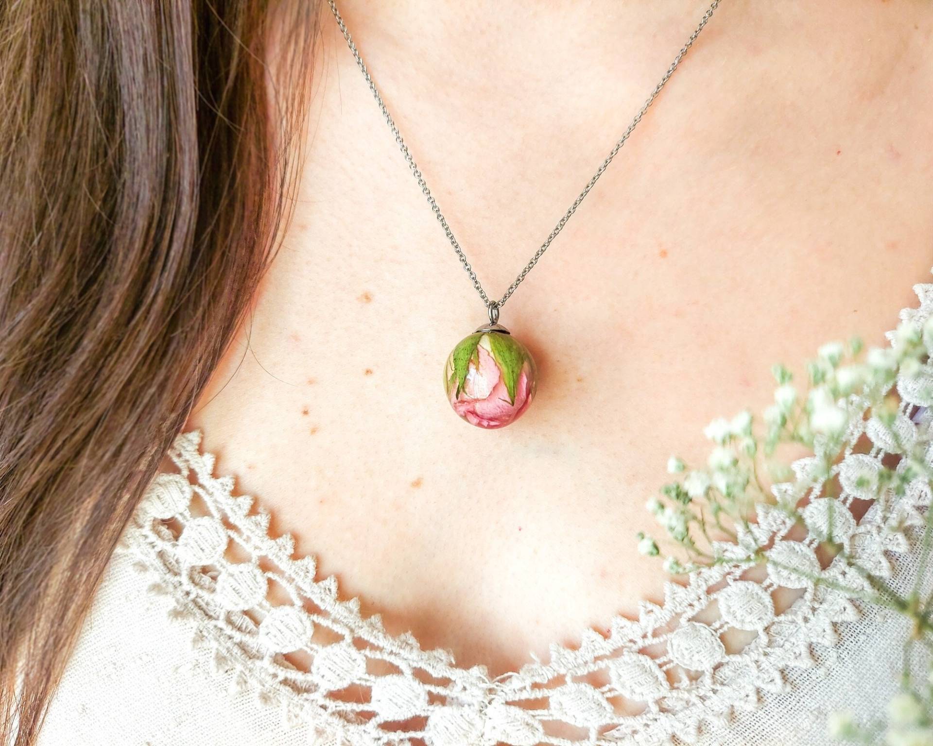 Zierliche Rosa Blume Halskette, Echte Rose Zarte Rosebud Einzigartiges Geschenk Für Sie von BotaniaJewelry