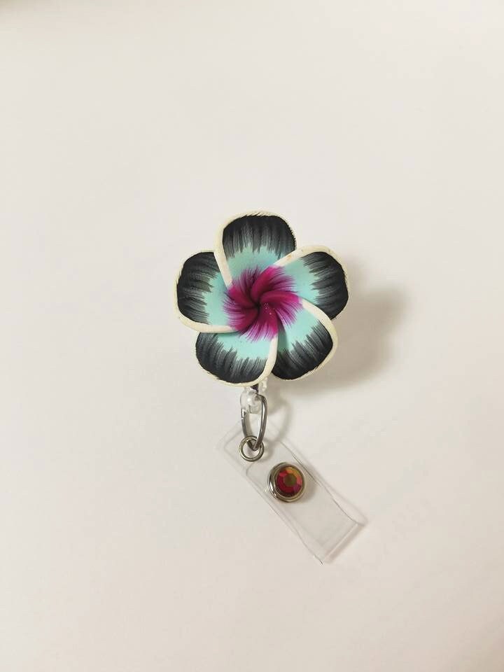 Plumeria Abzeichen Reel Hellblaue & Violette Clay Blume, Strassclip Plumeria Abzeichen Reel Hellblaue & Violette Clay Blume, Strassclip von BottleCapsGaloreNMor