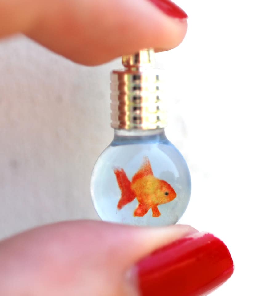 Winziger Gold/Orange, Schwarzer Oder Weißer Goldfisch Im Glaskolben-Fläschchen-Anhänger Winziger Gold/Orange, Schwarzer Oder Weißer Goldfisch Im Glaskolben-Fläschchen-Anhänger von BottledUpShop