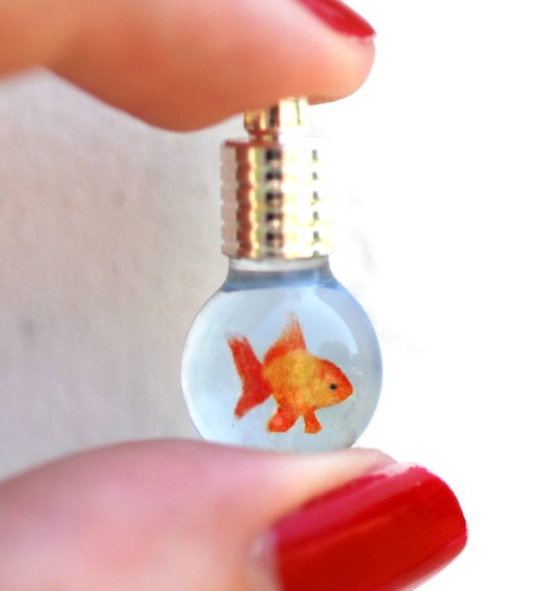Winziger Gold/Orange, Schwarzer Oder Weißer Goldfisch Im Glaskolben-Fläschchen-Anhänger von BottledUpShop