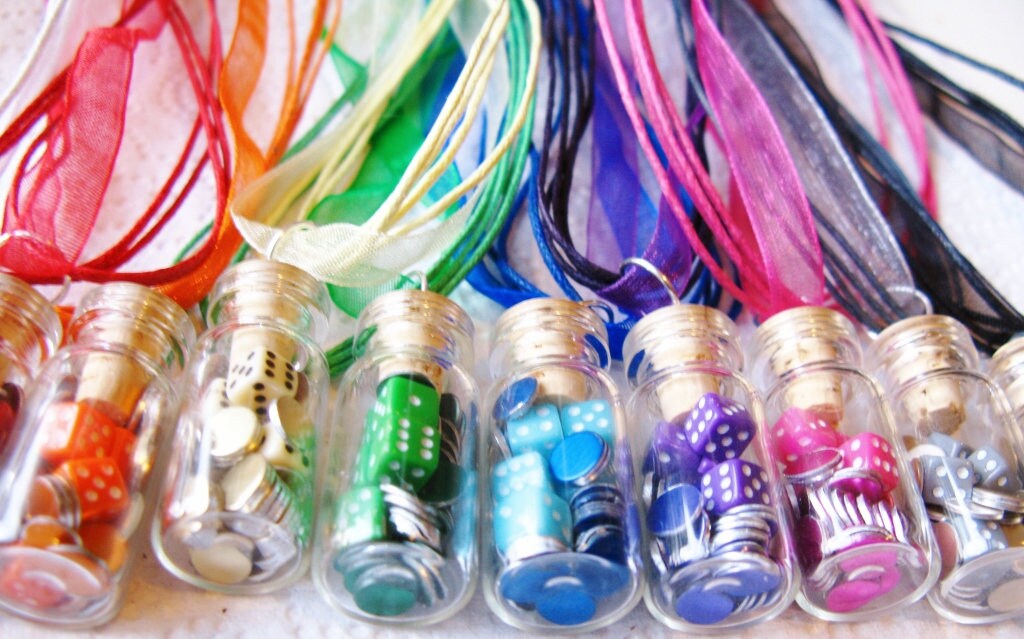 Miniatur Würfel Und Poker Chips Halskette - Regenbogen Farben Glasglas Mit Geschenktasche Ihre Farbwahl von BottleneckJewelry