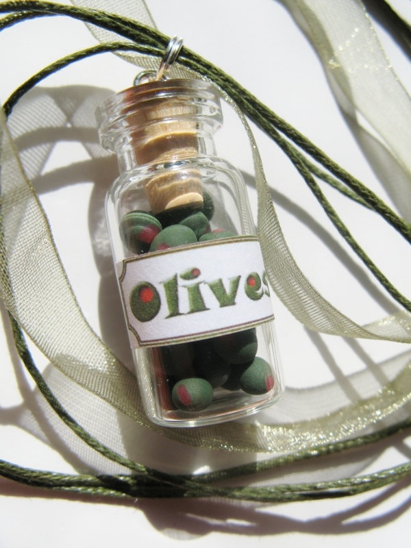Olive Jar Halskette - Handgemachte Miniatur Glas Essen Yummy Olive Jar Halskette - Handgemachte Miniatur Glas Essen Yummy von BottleneckJewelry
