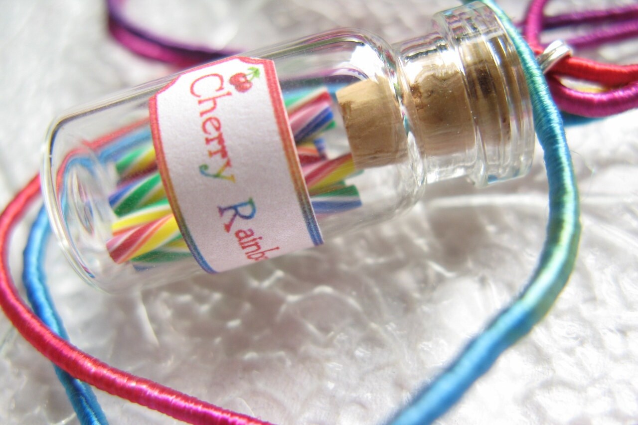Regenbogen Candy Jar Halskette - Kirsche Wirbel Sticks Miniatur-Flasche von BottleneckJewelry