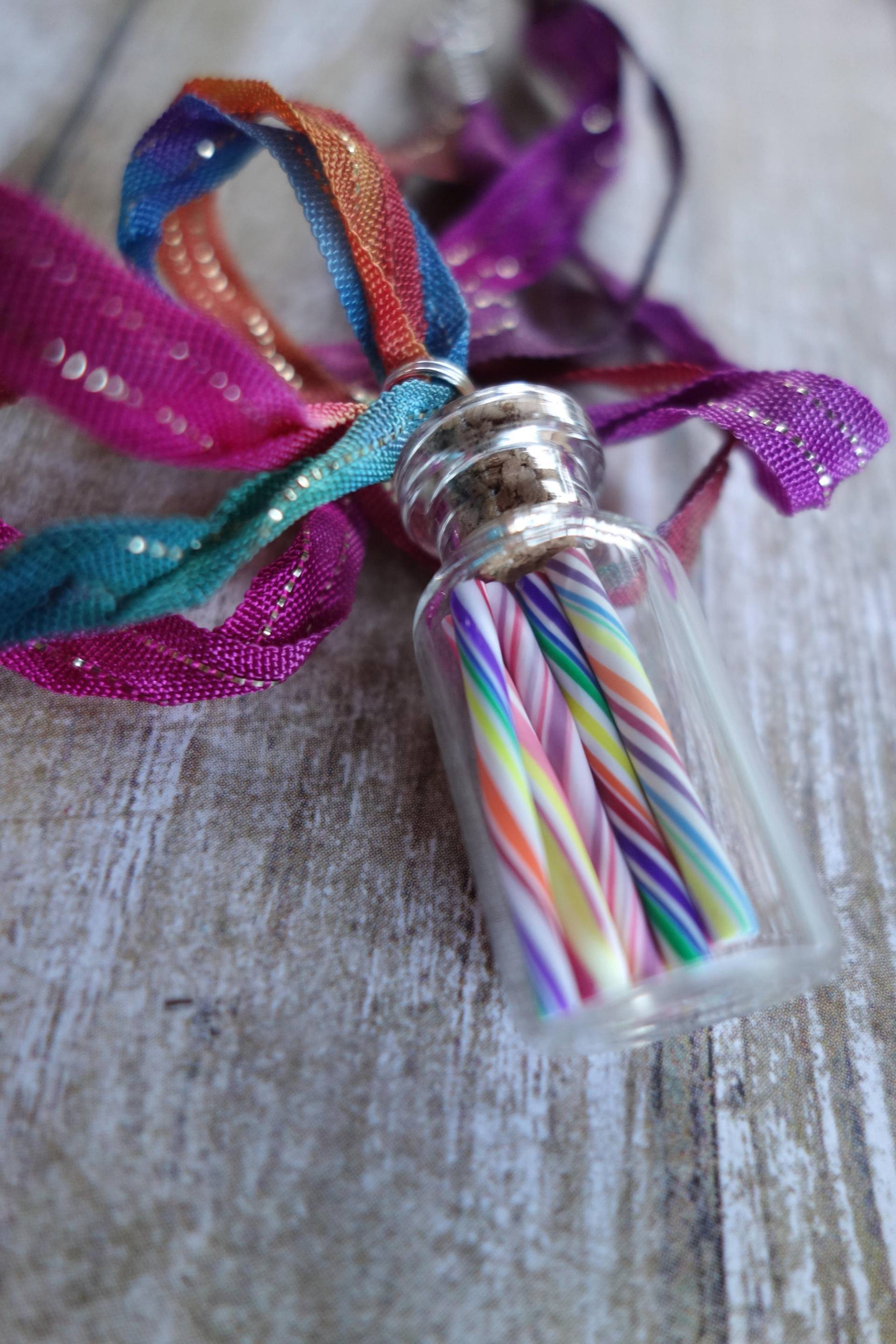 Variety Candy Sticks Mix-Miniature Dollhouse Jar Halskette-Random Rainbow Mix von BottleneckJewelry