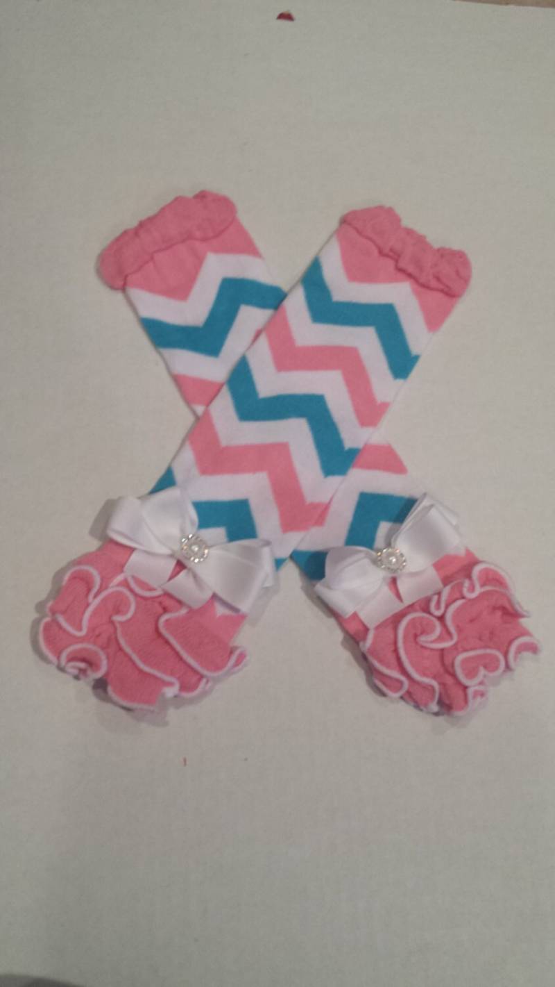 Rosa Türkis & Weiß Chevron Rüschen Beinwärmer Mit Bögen, Chevron, Foto Prop, Baby Mädchen Beinwärmer, Kleinkind Armwärmer Rosa Türkis & Weiß Chevron Rüschen Beinwärmer Mit Bögen, Chevron, Foto Prop, Baby Mädchen Beinwärmer, Kleinkind Armwärmer von BottomsNBows
