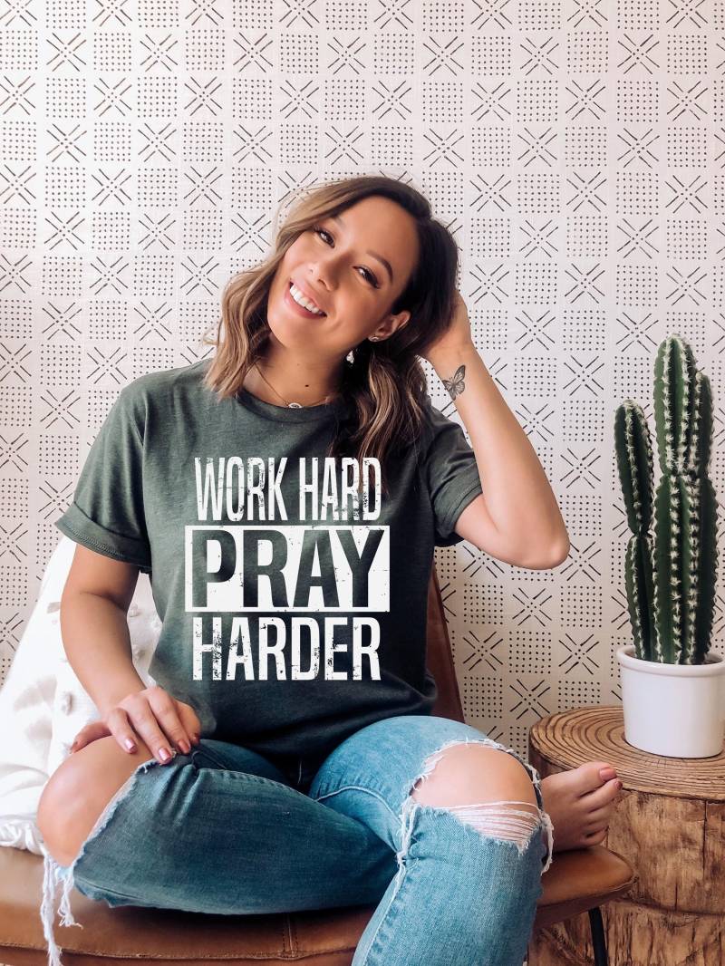 Arbeite Hart Bete Härter T-Shirt | Christian Shirt Religiöses Glaube Bibelkreis Studiengruppe Jugendpfarrer Christliche Religion von BoulderDesignStudio