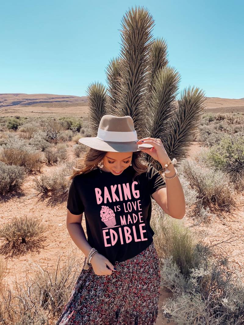 Backen Ist Liebe Gemacht Essbares T-Shirt | Backgeschenk Bäcker Geschenke Shirt Back Konditor Feinschmecker von BoulderDesignStudio