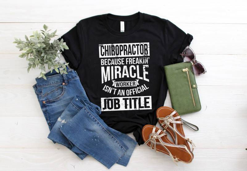 Chiropraktiker Da Freakin " Wundertäter Ist Keine Offizielle Berufsbezeichnung - Lustige Doktor Der Chiropraktik Kurzarm Unisex T-Shirt von BoulderDesignStudio