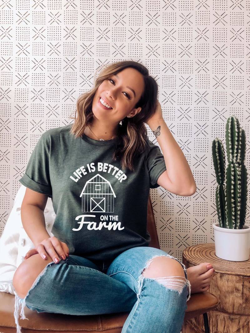 Das Leben Ist Besser Auf Dem Bauernhof T-Shirt | Geschenk Für Bauer Landleben Bauernmädchen von BoulderDesignStudio