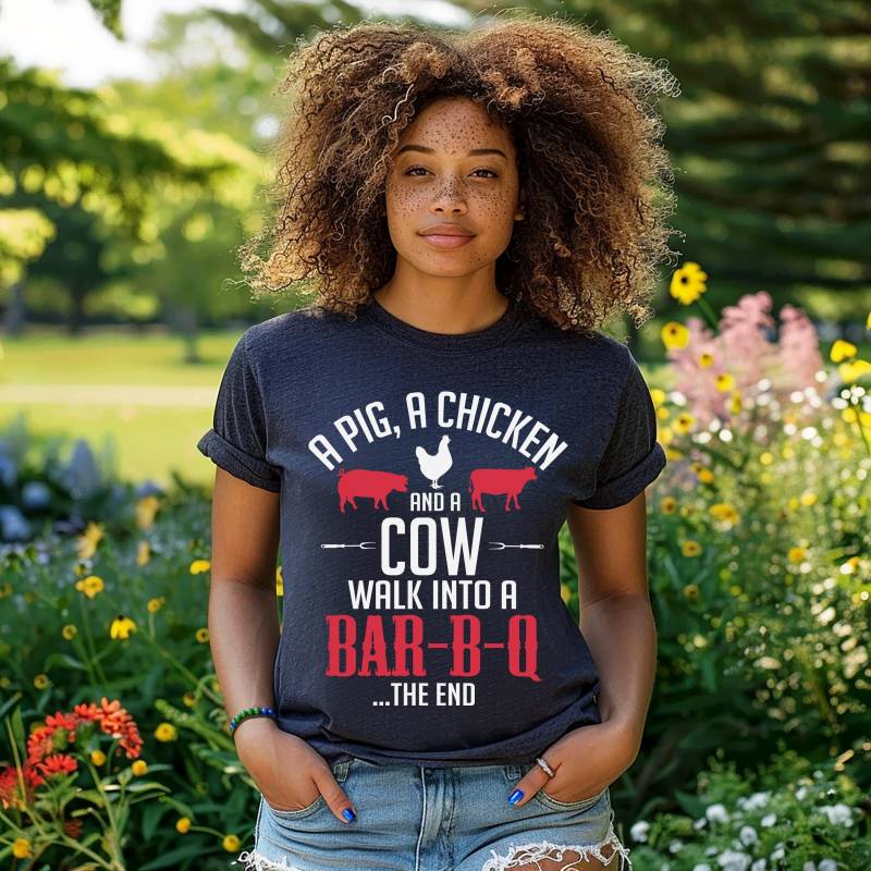 Ein Schwein, Ein Huhn Und Eine Kuh Zu Fuß in Bar-B-Q Das Ende T-Shirt | Lustiges Grillen Shirt Grill Bbq Raucher Geschenke Koch Shirts von BoulderDesignStudio