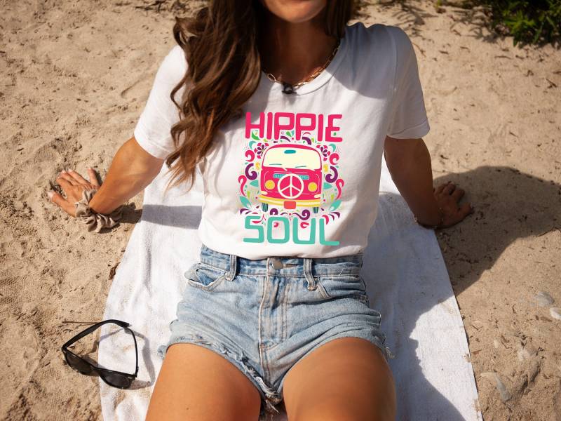 Hippie Soul - Buntes Peace Zeichen Lustiges Van Dweller Kurzarm Unisex T-Shirt von BoulderDesignStudio