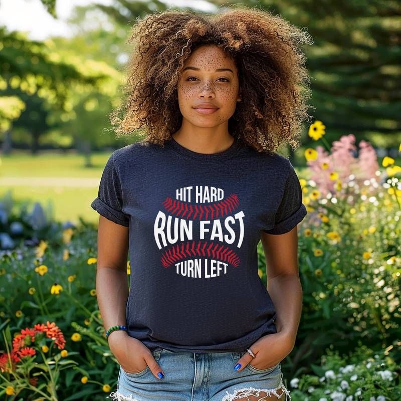 Hit Hard Run Fast Turn Links T-Shirt | Lustiges Softball Shirt Geschenk Für Softball-Coach Baseball-Trainer Sportliebhaber Spieltag von BoulderDesignStudio