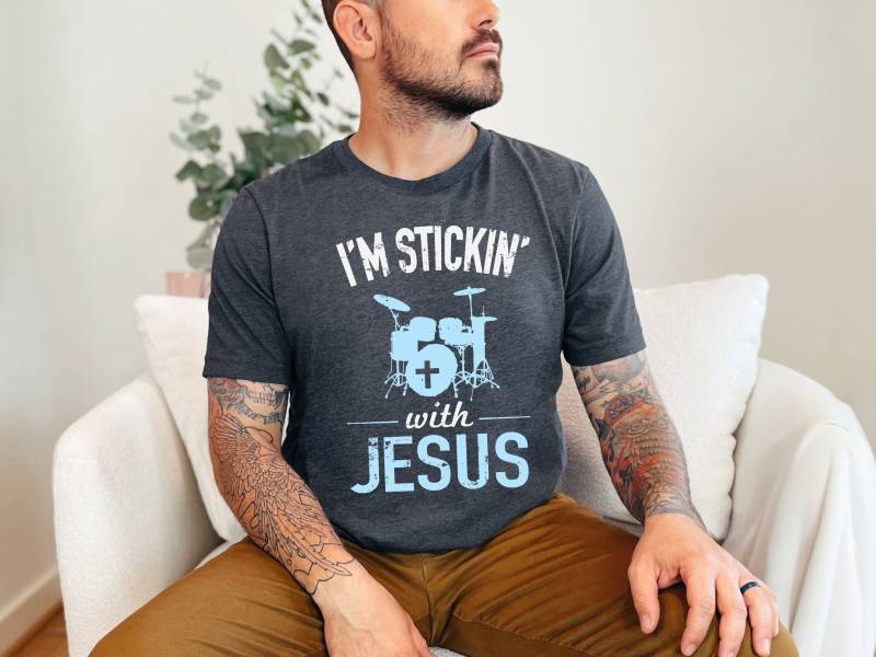 Ich Bleibe Bei Jesus T-Shirt | Lustiger Schlagzeuger Witz Christliche Rockband Religiöser Musiker Glaube Shirt Kirchenband Geschenk von BoulderDesignStudio