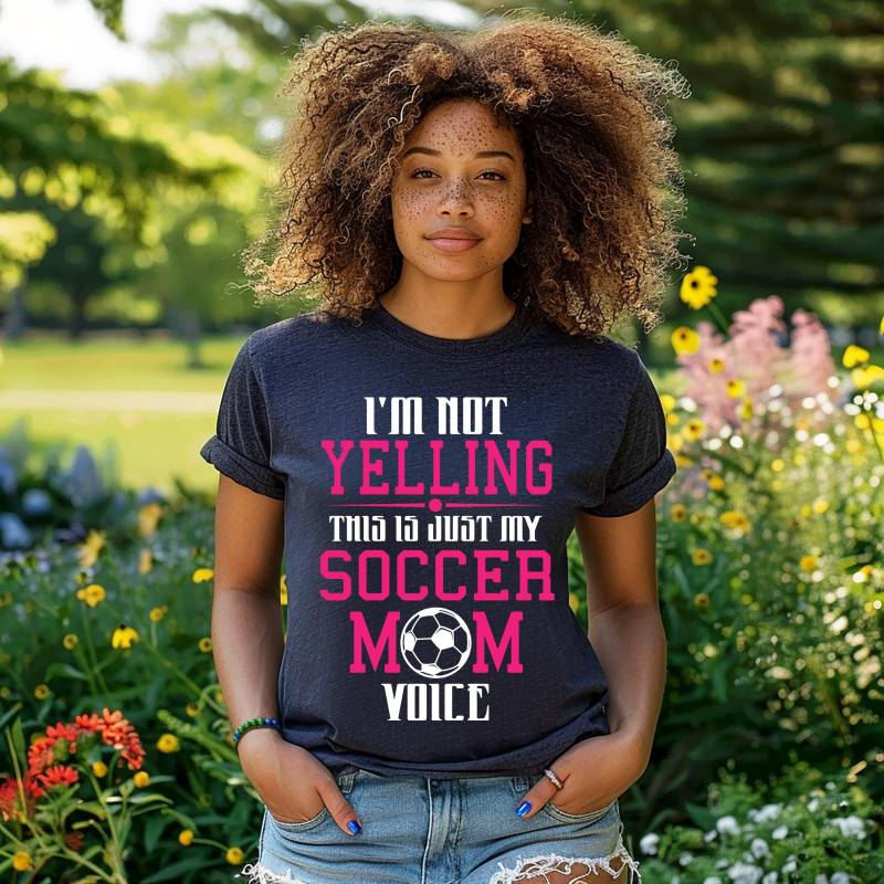 Ich Schreie Nicht, Das Ist Nur Mein Fußball-Mamma-Stimme-T-Shirt | Fußball Mama Stolze Fußball-Turnier Jubelnde Fußball-Trainer von BoulderDesignStudio
