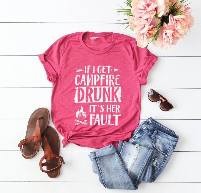 If I Get Campfire Drunk It Es Her Fault Funny Camping Short-Sleeve Unisex T-Shirt von BoulderDesignStudio