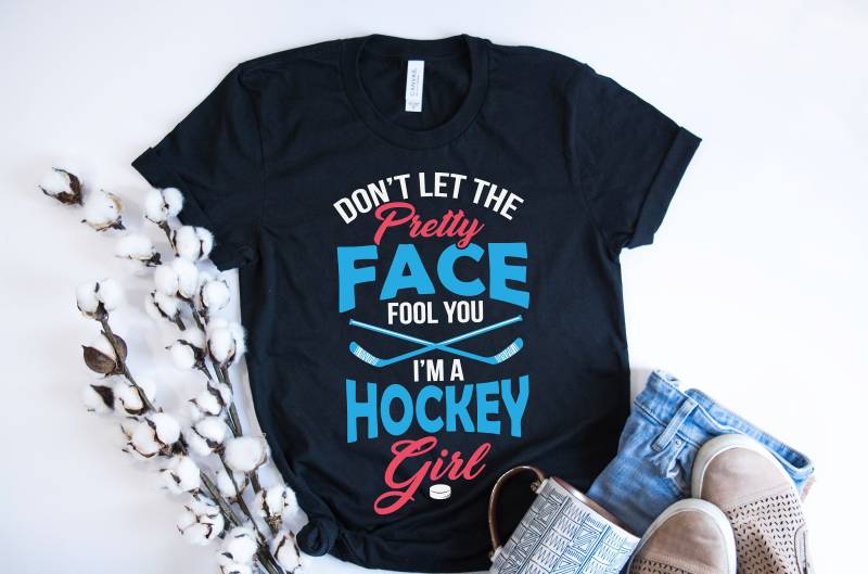 Lassen Sie Sich Nicht Von Der Hübschen Gesicht Täuschen - Ich Bin Ein Hockey-Mädchen Hockey Team Kurzarm Unisex T-Shirt von BoulderDesignStudio