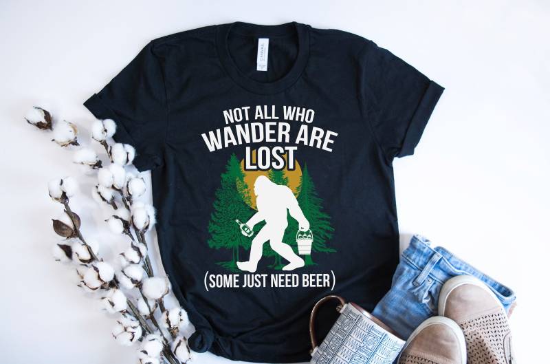 Nicht Alle, Die Wandern Sind Verloren | Einige Brauchen Nur Bier - Lustige Bigfoot Natur Kurzarm Unisex T-Shirt von BoulderDesignStudio