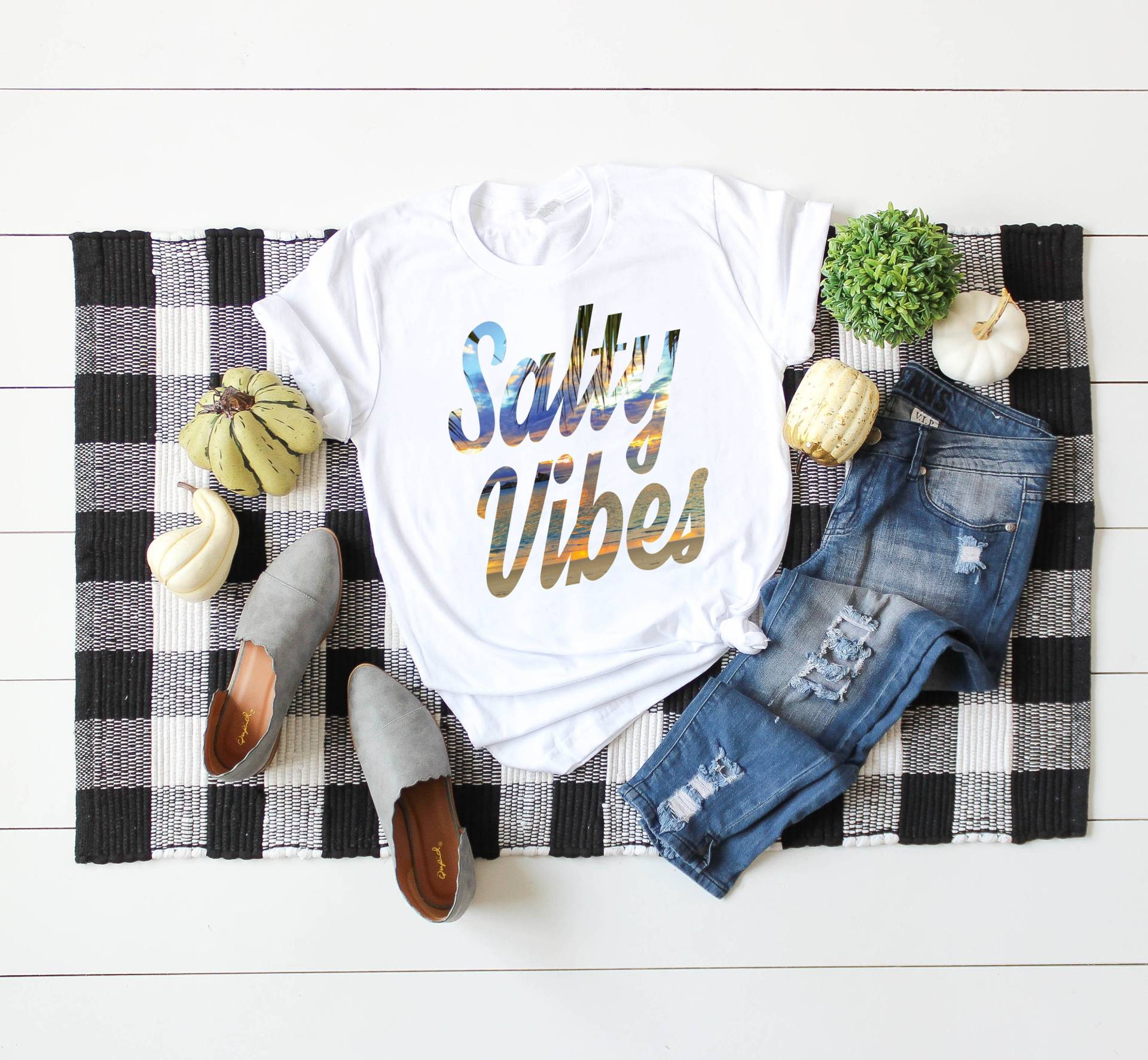 Salzig Vibes - Süße Strandurlaub Mit Meerblick Kurzarm Unisex T-Shirt von BoulderDesignStudio