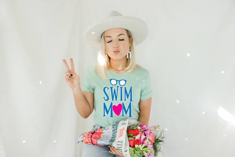 Swim Mom T-Shirt | Sport Geschenk Team Mama Muttertagsgeschenk Schwimmen-Liebhaber Schwimmlehrer Renntag Schwimmkurs von BoulderDesignStudio