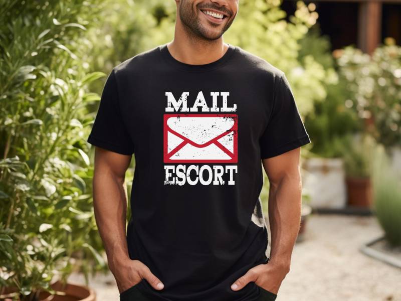 T-Shirt Eskorte | Lustiges Post Worker Shirt Briefträger Geschenk Für Mail Man Postbote von BoulderDesignStudio