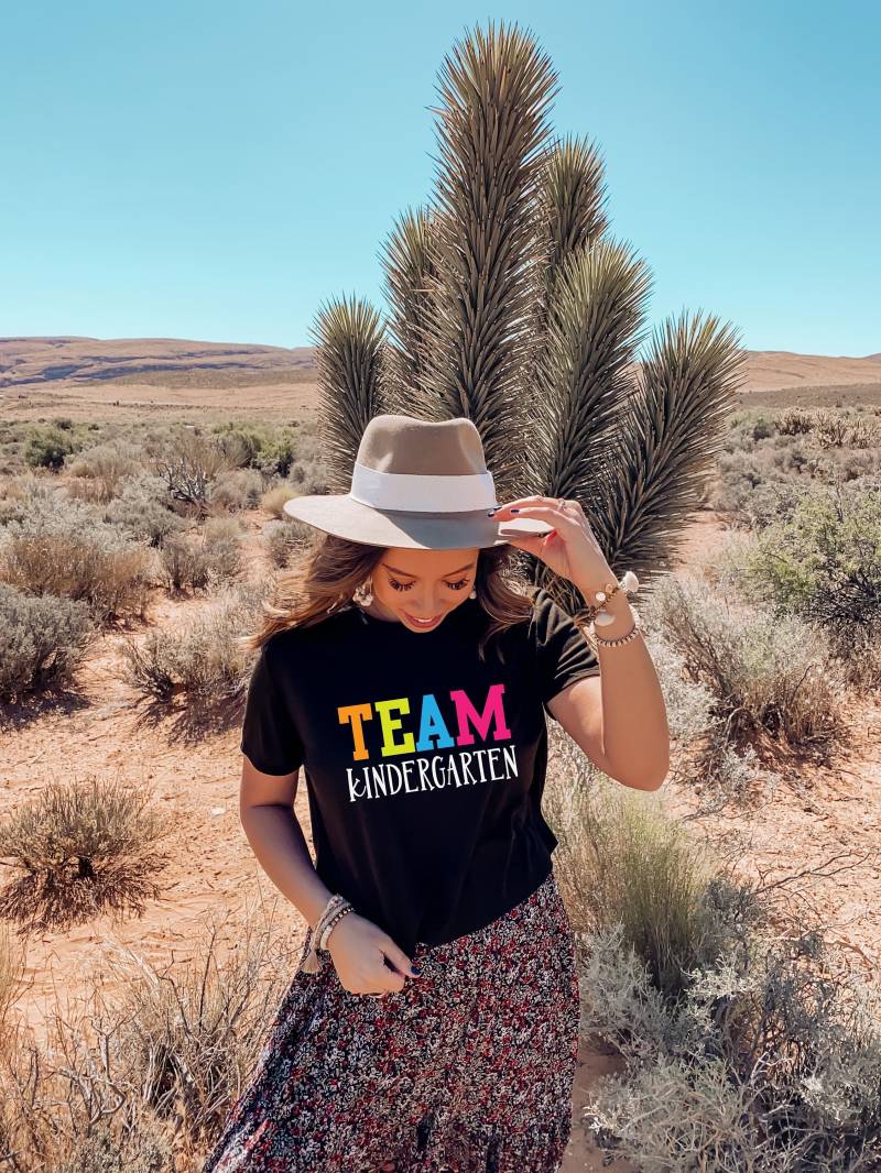 Team Kindergarten | Kindergärtnerin T-Shirt Abschlussfeier Lehrer Geschenk Erster Schultag Zurück in Der Schule von BoulderDesignStudio