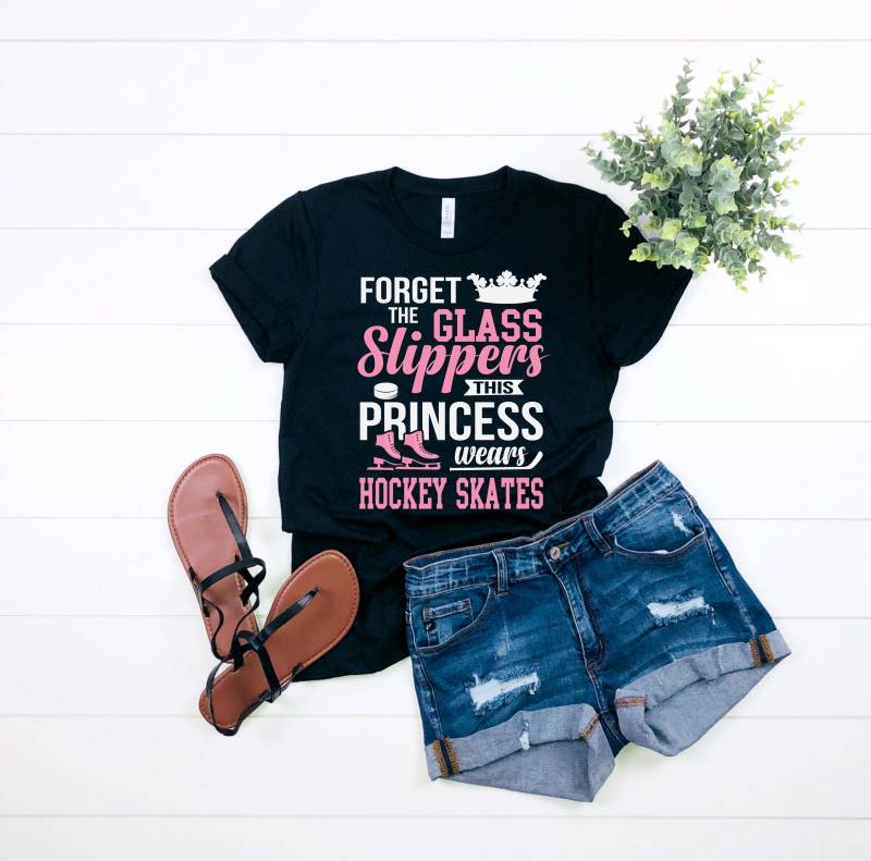 Vergessen Sie Die Glas-Hausschuhe, Diese Prinzessin Trägt Hockey Schlittschuhe - Hockey-Spieler-Kurzarm Unisex T-Shirt von BoulderDesignStudio