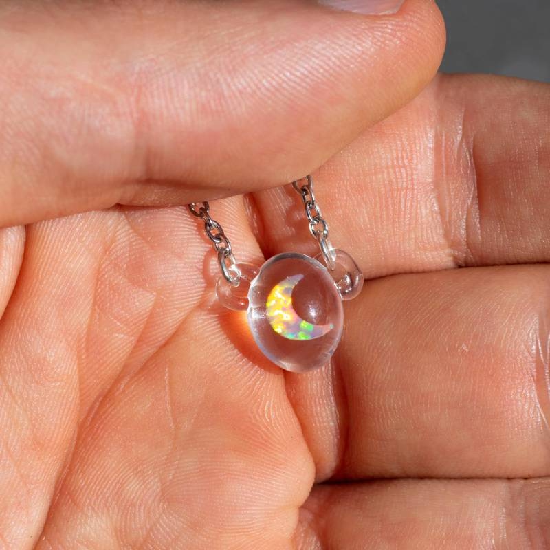 Herz Glas Anhänger Mit Opal - Weihnachtsgeschenk Halskette Träne Mond Form von BourgeoisGlass