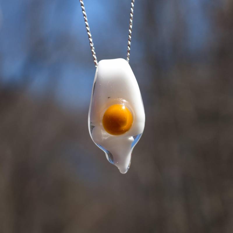 Spiegelei Glas Anhänger - Kapitalismus Inklusion Kunst Zeichen Der Zeit Glasei Ei Schmuck Sunny Side Up Halskette von BourgeoisGlass