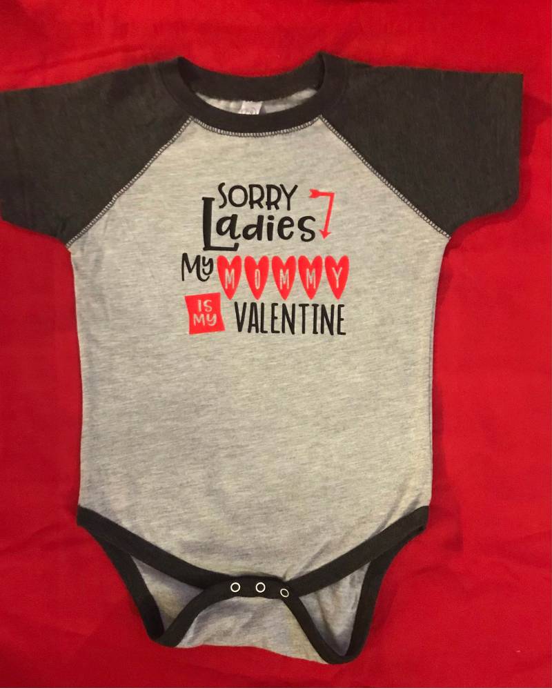 Sorry Ladies My Mom Ist Mein Valentine Raglanärmel Creeper von BoutiqfullyYours