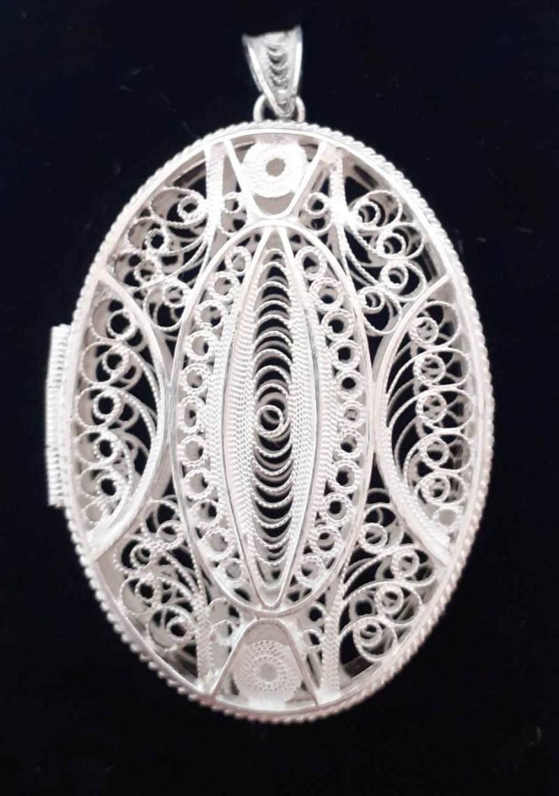 sterling Silber Medaillon Anhänger "Valuable Secrets" von BoutiqueArtsyStore