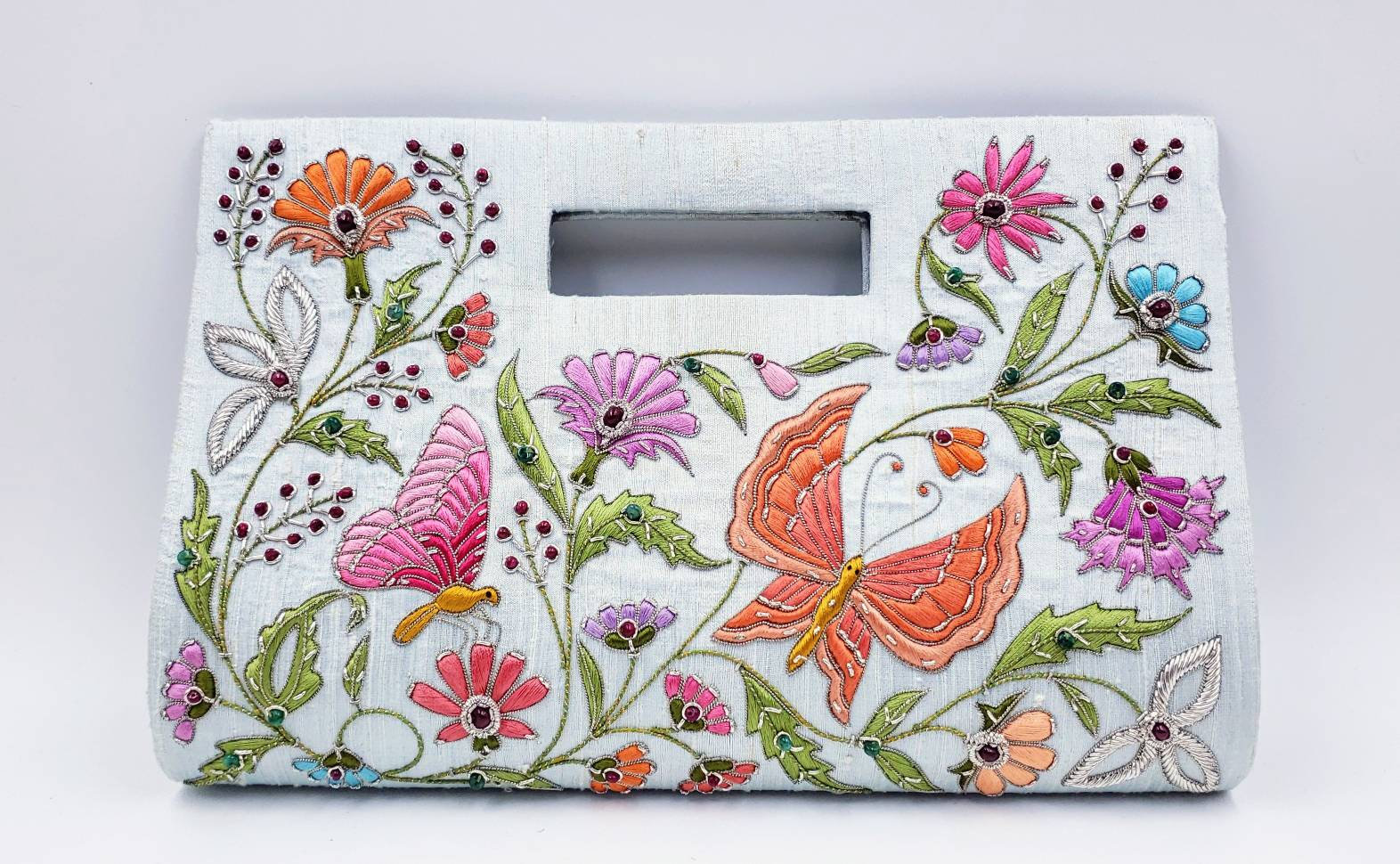 Gestickte Schmetterling Handtasche Seidenblümchen Geldbörse Mit Zardozi Edelsteinen von BoutiqueByMaryam