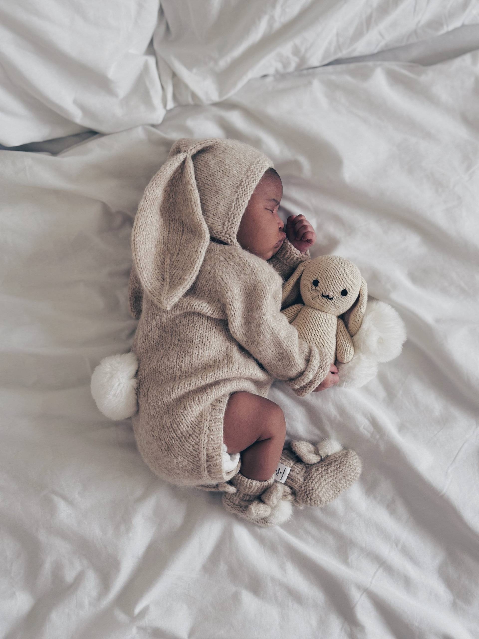 Alpaca Beige Strick Häschen Outfit - Mütze, Strampler & Schühchen von BoutiqueDeMarcipan