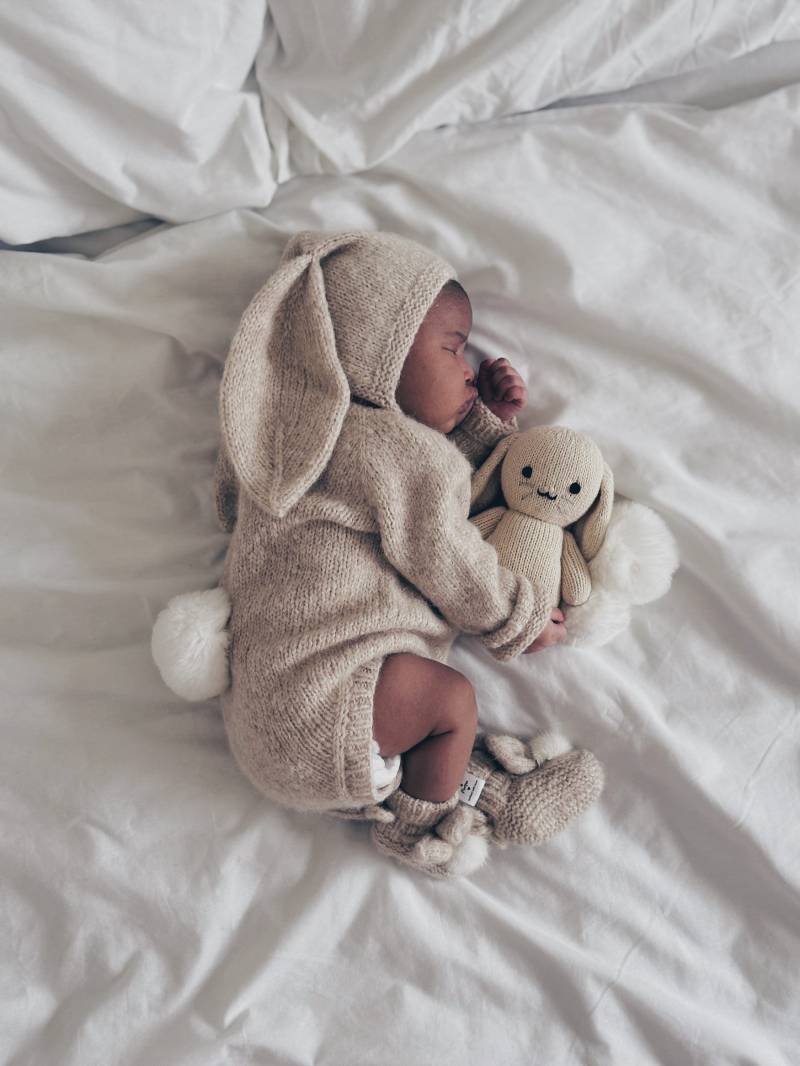 Alpaca Beige Strick Häschen Outfit - Mütze, Strampler & Schühchen von BoutiqueDeMarcipan