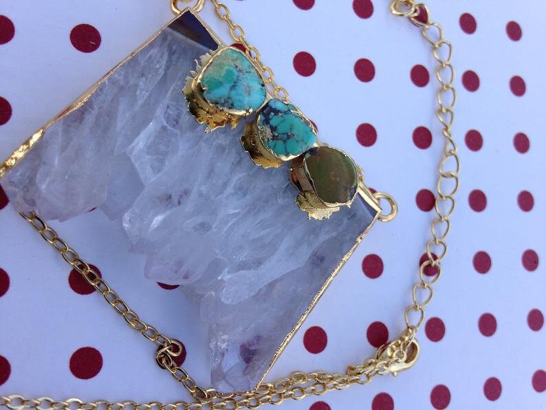 Quarz-Druzy + 3 Stücke Von Türkis in Gp Anhänger Sehr Einzigartige Und Seltene Nos Quarz-Druzy + 3 Stücke Von Türkis in Gp Anhänger Sehr Einzigartige Und Seltene Nos von BoutiqueKRMamber