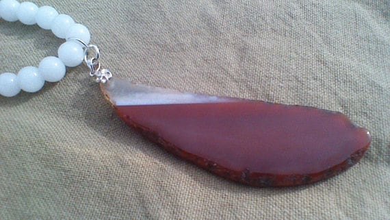 Wunderschöne Großer Roter Achat An 8 Mm Weißer Jadeit Jade Perlenkette von BoutiqueKRMamber