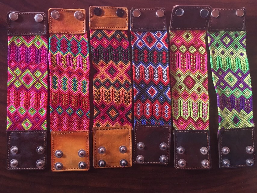 Handgeknüpftes Makramee-Leder-Schnellverschluss-Freundschaftsarmband Von Womenartisans Jenseits Des Fairen Handels Handgeknüpftes Makramee-Leder-Schnellverschluss-Freundschaftsarmband Von Womenartisans Jenseits Des Fairen Handels von BoutiqueLevantar