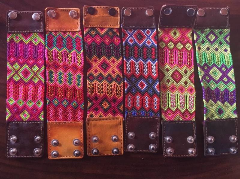 Handgeknüpftes Makramee-Leder-Schnellverschluss-Freundschaftsarmband Von Womenartisans Jenseits Des Fairen Handels von BoutiqueLevantar