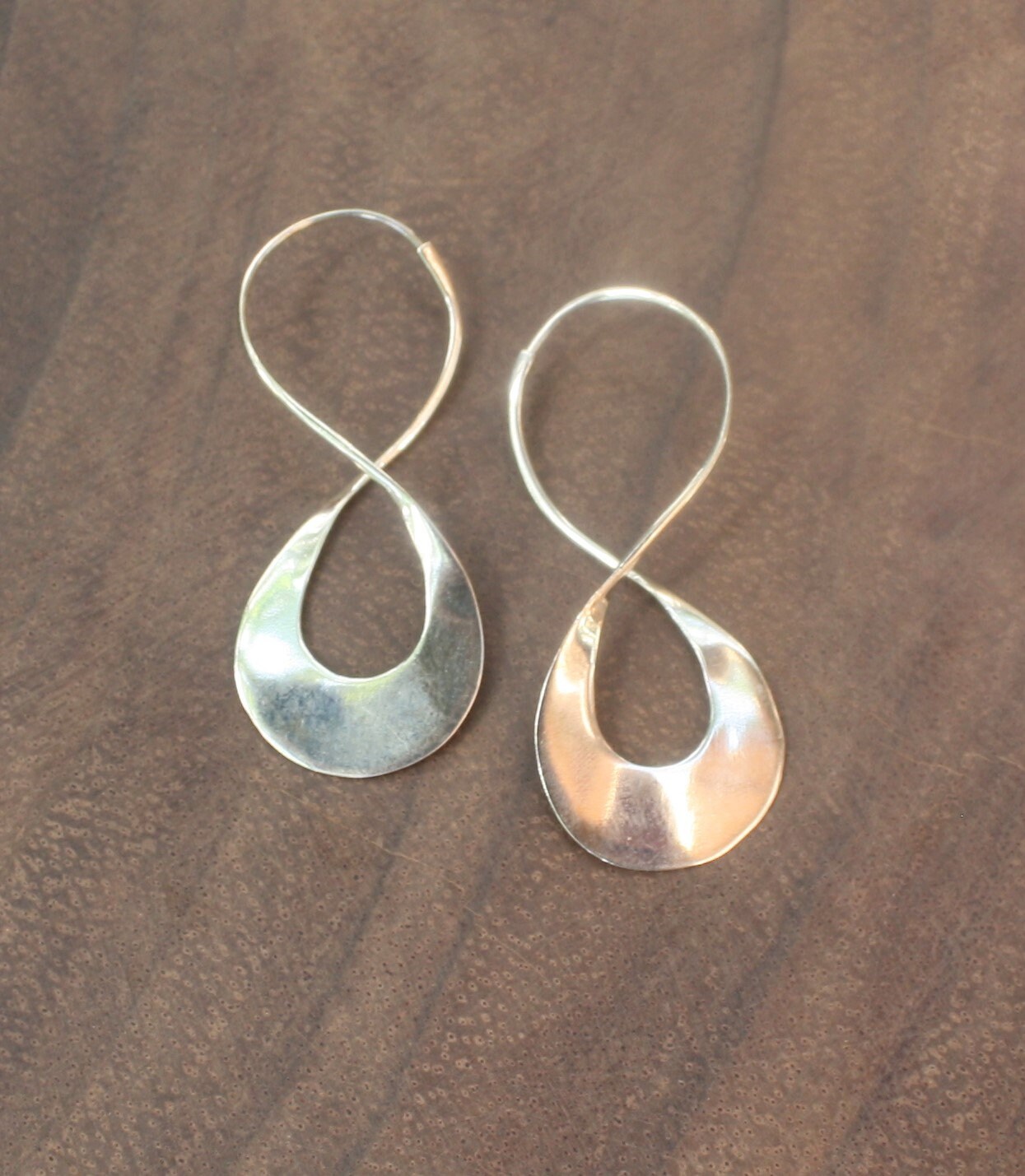 Modernist Sterling Silber Infinity Hoop Ohrringe Modernist Sterling Silber Infinity Hoop Ohrringe von BoutiqueLevantar