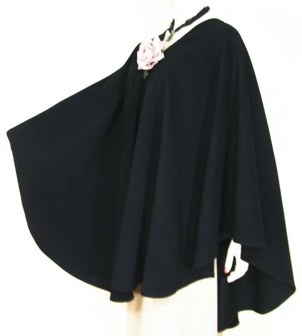 Elegantes Schwarzes Cape Ruana Wickelmantel Wolle Kaschmir Blend Von Maya Matazaro Made in Usa von BoutiqueMaya