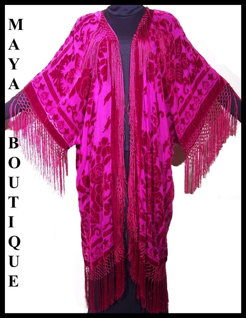 Fuchsia Seide Burnout Samt Fransenjacke Kimono Duster Maya Matazaro Plus von BoutiqueMaya
