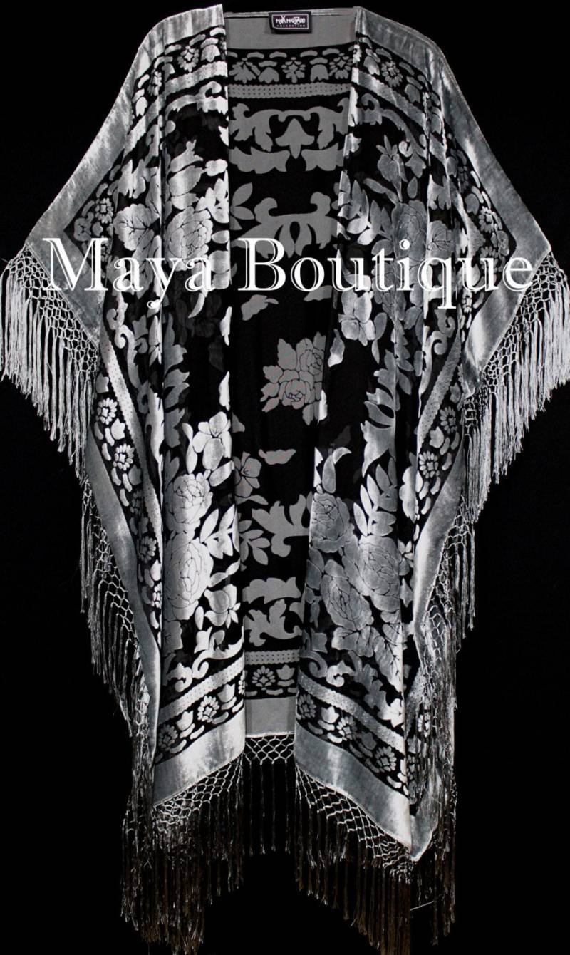 Silber Grau Kaftan Duster Fransenjacke Kimono Burnout Samt Maya Matazaro Silber Grau Kaftan Duster Fransenjacke Kimono Burnout Samt Maya Matazaro von BoutiqueMaya