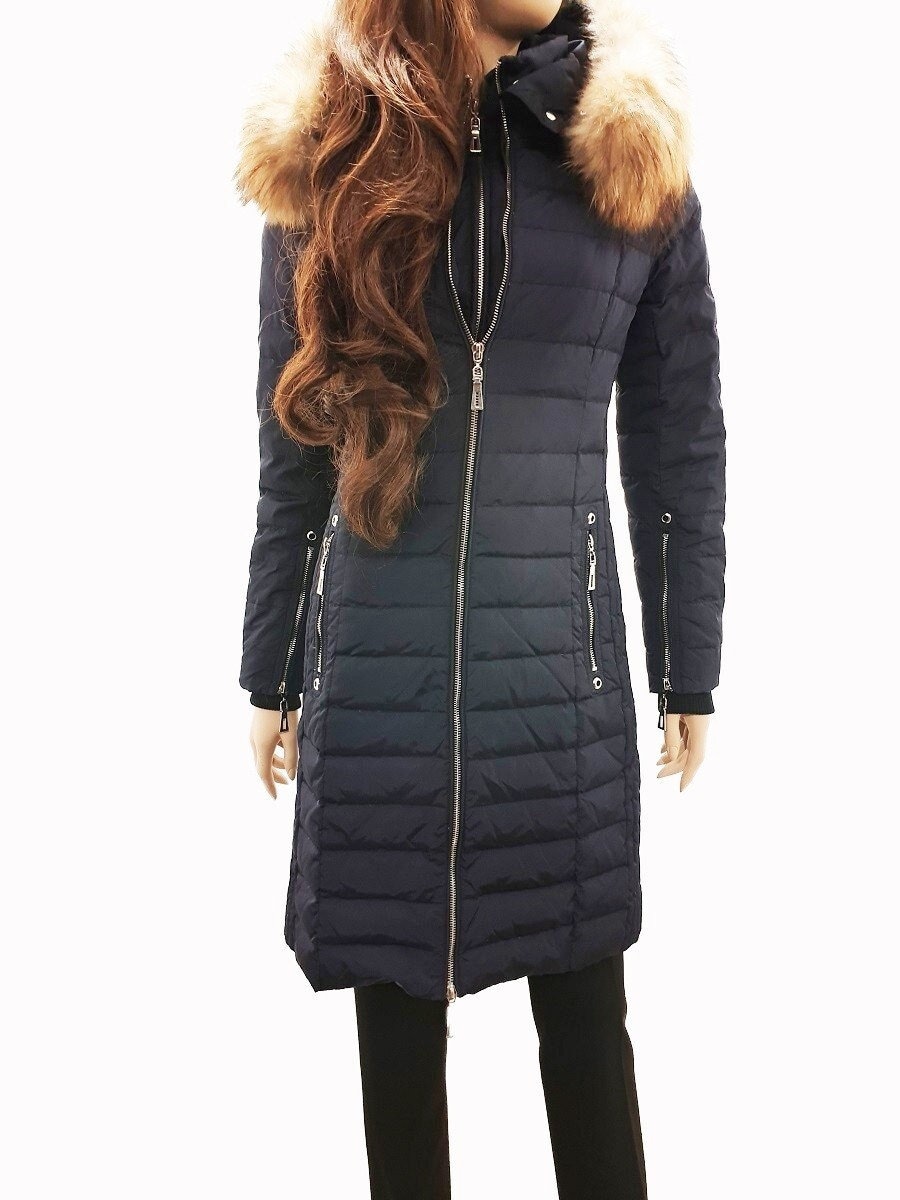 Daunenmantel Mit Abnehmbarem Echtem Kapuzenfell Daunenmantel Mit Abnehmbarem Echtem Kapuzenfell von BoutiqueOperas