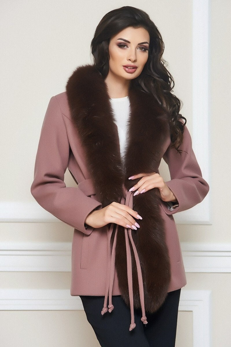 Kurzmantel Mit Echtem Pelzkragen Aus Blaufuchs Kurzmantel Mit Echtem Pelzkragen Aus Blaufuchs von BoutiqueOperas