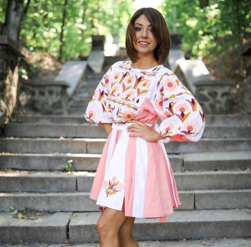 Lässiges Weißes Boho Kleid Vyshyvanka Mit Geblümter Stickerei Bestickt Sommerkleid Festival Minikleid von BoutiqueUA