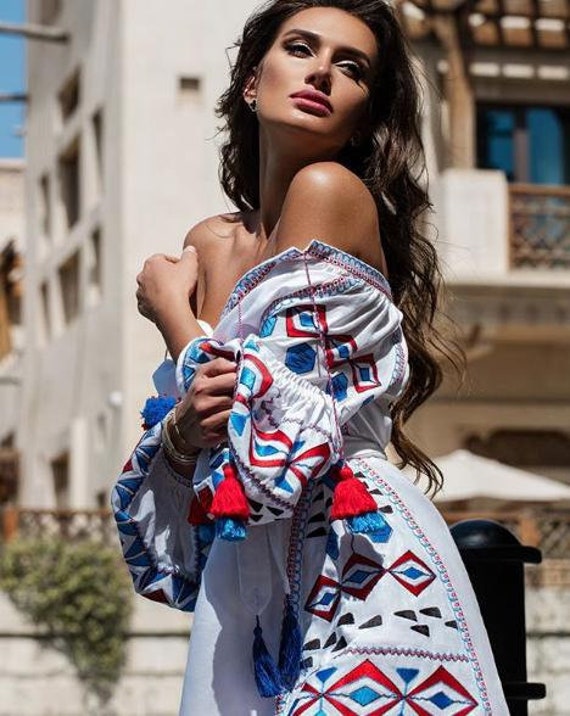 Weißes Leinen Besticktes Vyshyvanka Kleid Boho Strandkleid von BoutiqueUA