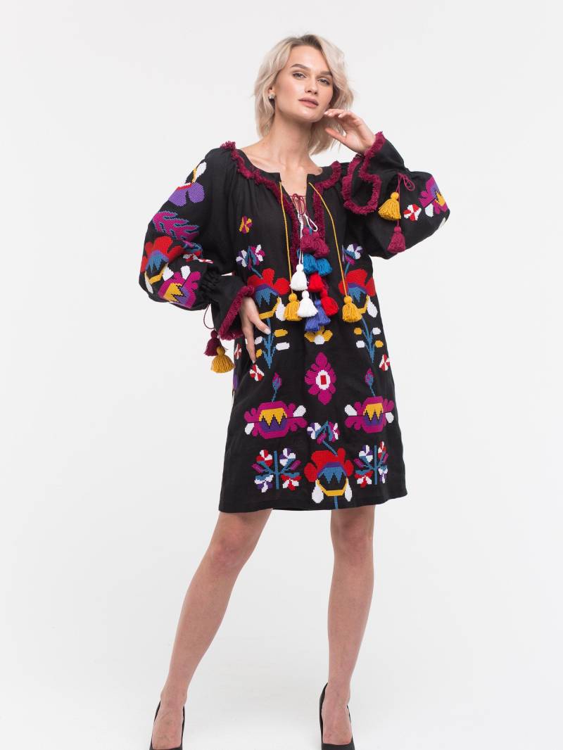 Schwarzes Leinen Boho Kleid Bestickte Tunika Mode Gipsy Kleidung Mit Quasten Plus Größe Ethno Ukrainisch Stickerei Kleider von BoutiqueUA