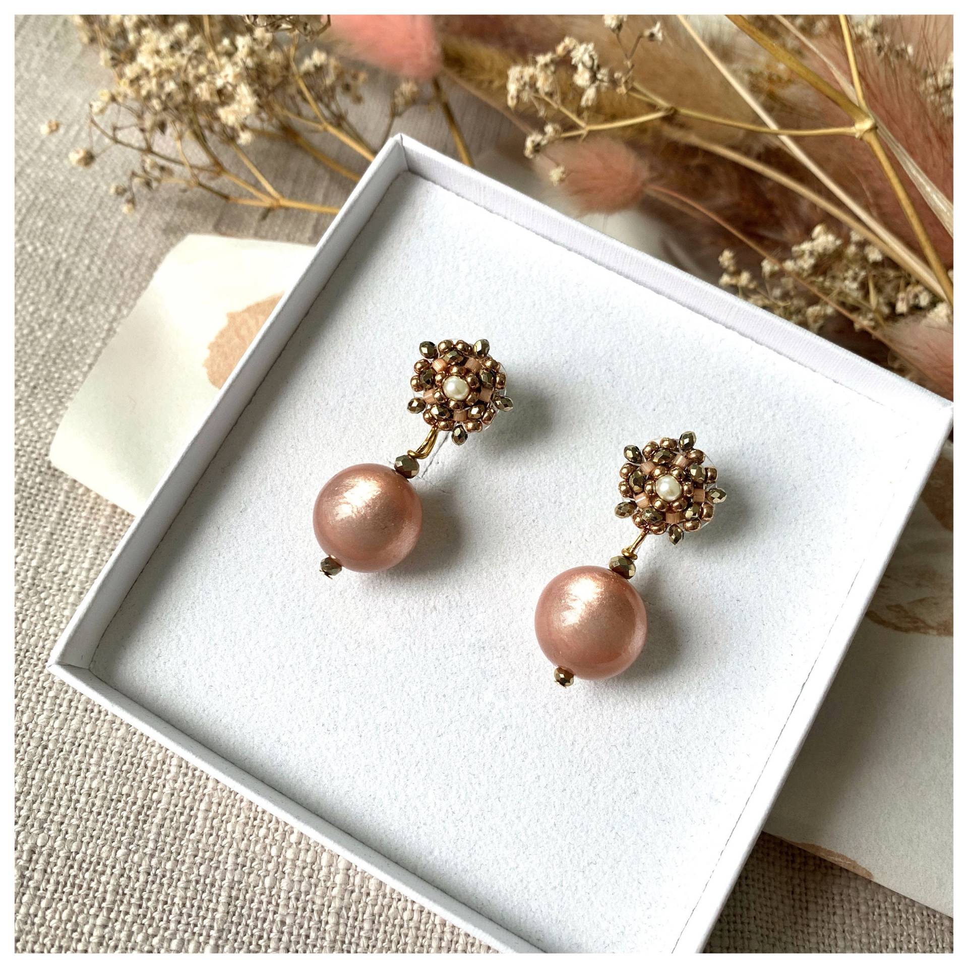 Handgefertigte Nina Rosa Und Gold Perlen Ohrringe | Perlenohrringe Perlenschmuck Miyuki Boutique Van Leeuwen Handgefertigte Nina Rosa Und Gold Perlen Ohrringe | Perlenohrringe Perlenschmuck Miyuki Boutique Van Leeuwen von BoutiqueVanLeeuwen