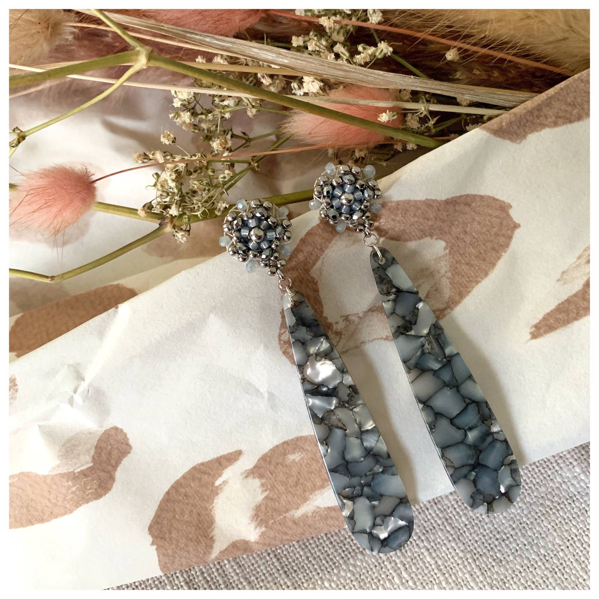 Handgemachte Graue Perlenohrringe Mit Acryl | Perlenschmuck Miyuki Perlen Boutique Van Leeuwen Handgemachte Graue Perlenohrringe Mit Acryl | Perlenschmuck Miyuki Perlen Boutique Van Leeuwen von BoutiqueVanLeeuwen