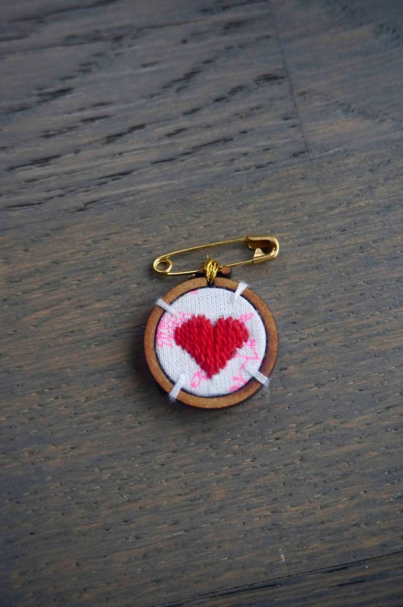Bestickter Herz Brosche von BoutiquedelaBelette